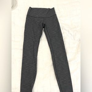 Gray lulu lemon leggings.